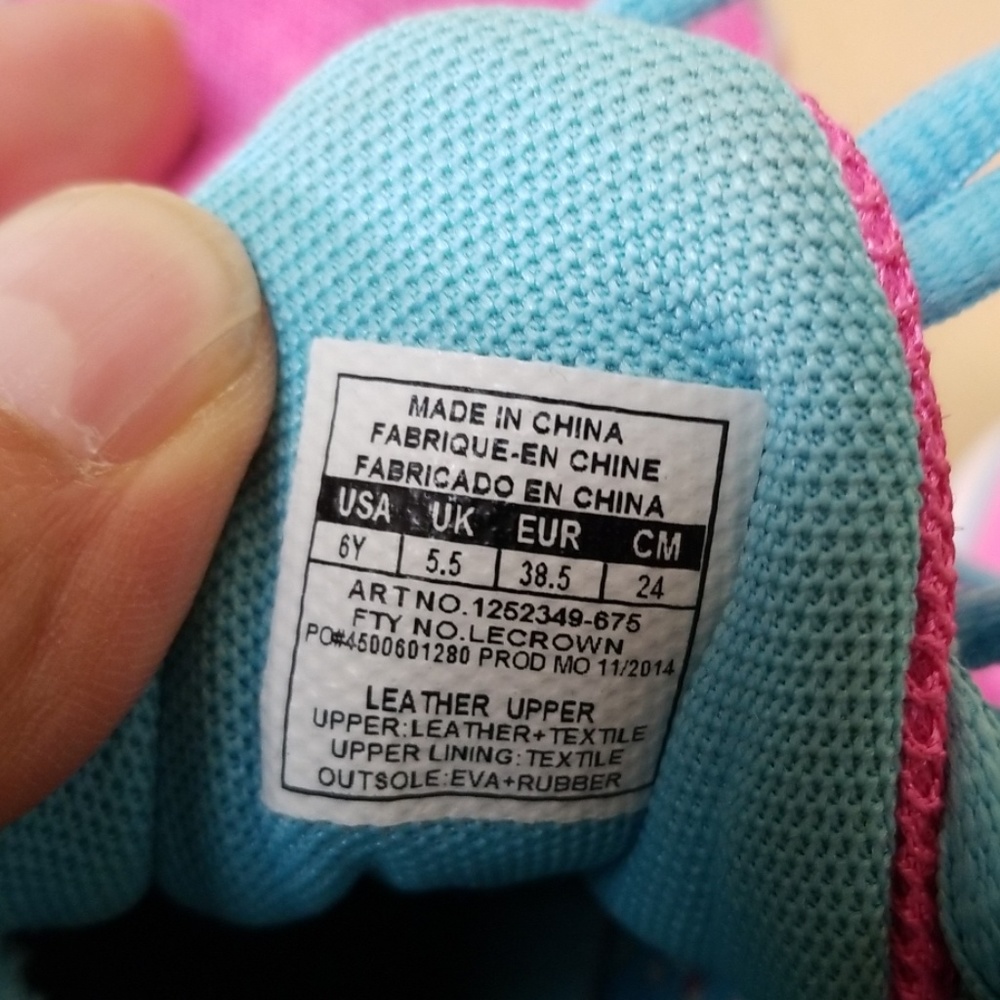 Women's pink Under Armour tennis shoe - Picture 5 of 7
